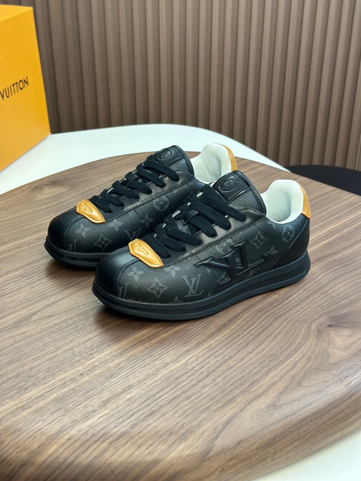 Factory direct sale ¥700💰Full set of packaging💰Top version LV-Louis Vuitton-Classic catwalk new style 1:1 developed replica of the original version! ! The upper foot is very comfortable. It is made of luxurious materials and fine workmanship. The midsole is printed with English letters "Made in Europe". The upper is made of calfskin imported from Italy. The side is decorated with the brand's LOGO and signature. The latest latex foot pads and mesh lining make the foot feel super comfortable. The original two-color TPU combination outsole is specially provided by the original factory. Bag technology Goodyear stitched edges Fabric: Exclusive custom first-layer cowhide Accessories: Exclusive private model Vuitton logo, lining: Customized silk mesh lining - first-layer silk cowhide lining Outsole: TPU combination outsole wear-resistant, non-slip and anti-yellowing Foot pads: new latex pads-mesh sweat-absorbent Counter technology: fully computerized sewing machine wire drawing Toe box back cover Hot and cold shaping Full set of pull-top last with medium and low logo pattern Counter packaging - Shoelaces, certificates, cards, instructions, certificates of quality, dust bags, the most comprehensive packaging on the Internet, men's size 339-44 (38/45 custom-made, non-refundable!
